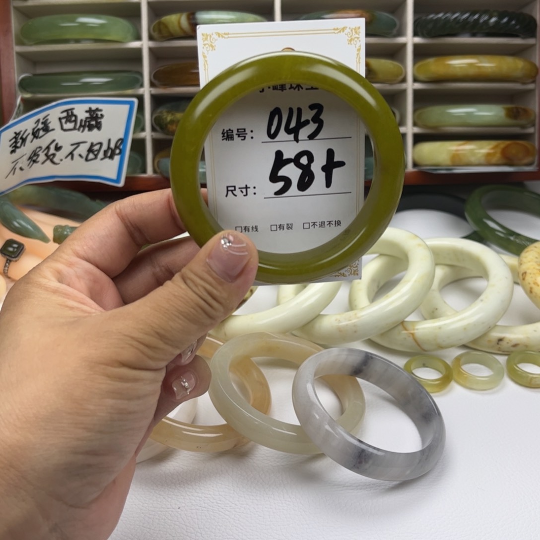 蛇纹石玉手镯未镶嵌