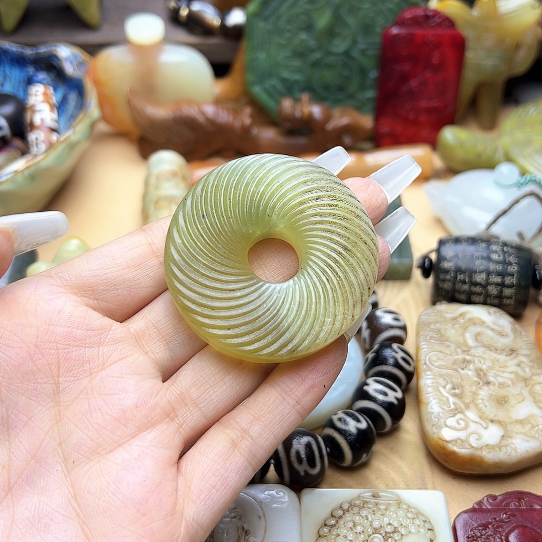 蛇纹石玉未镶嵌颈饰
