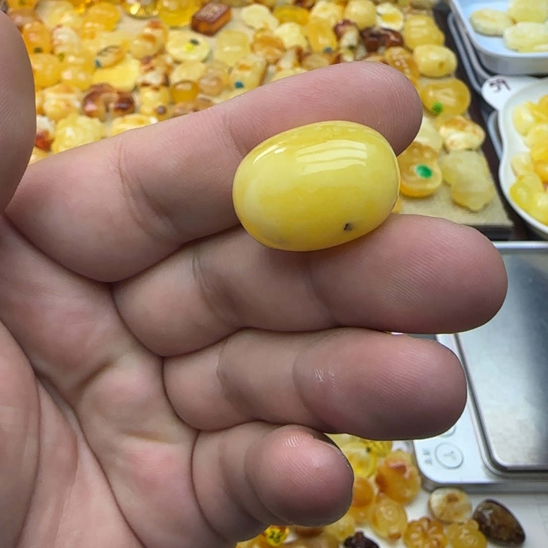 追***琴琥珀未镶嵌裸石23×17 4.42克