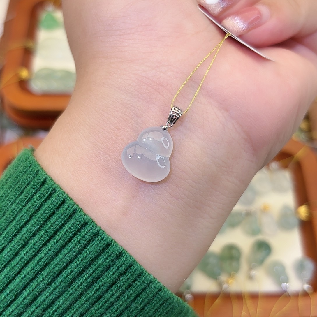 姝***翡翠18K金镶嵌颈饰葫芦