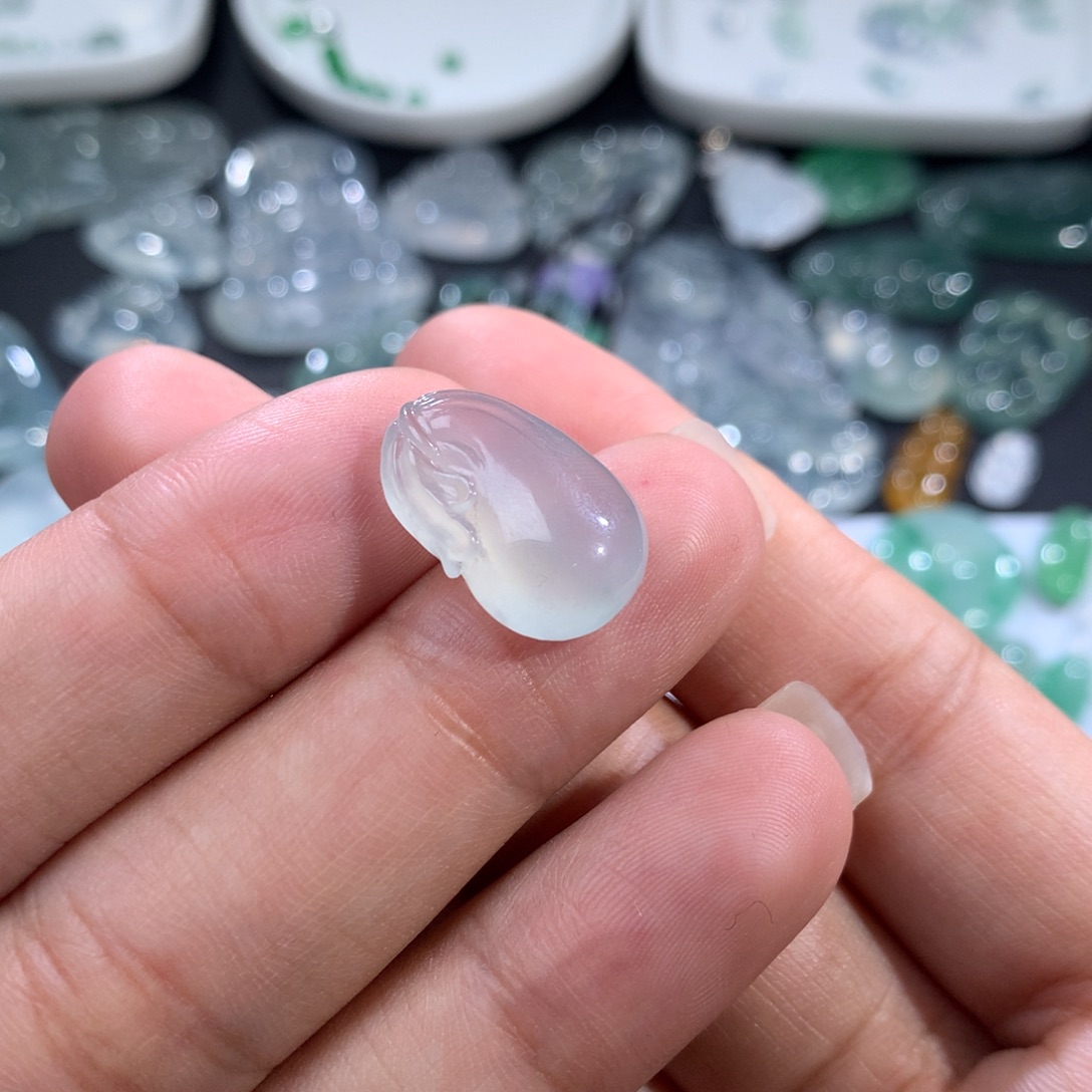 翡翠裸石未镶嵌钱袋