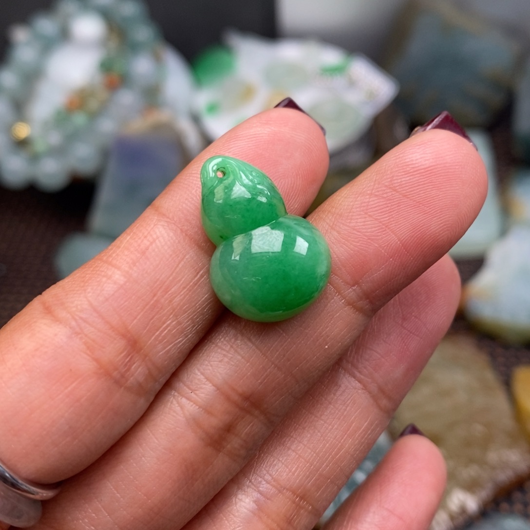 翡翠颈饰未镶嵌三**动翡翠