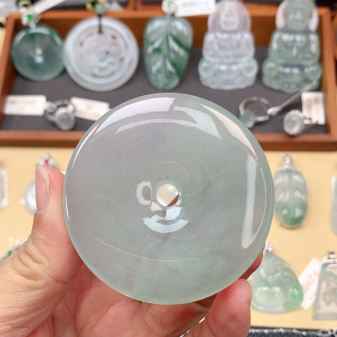 翡翠颈饰未镶嵌平安扣