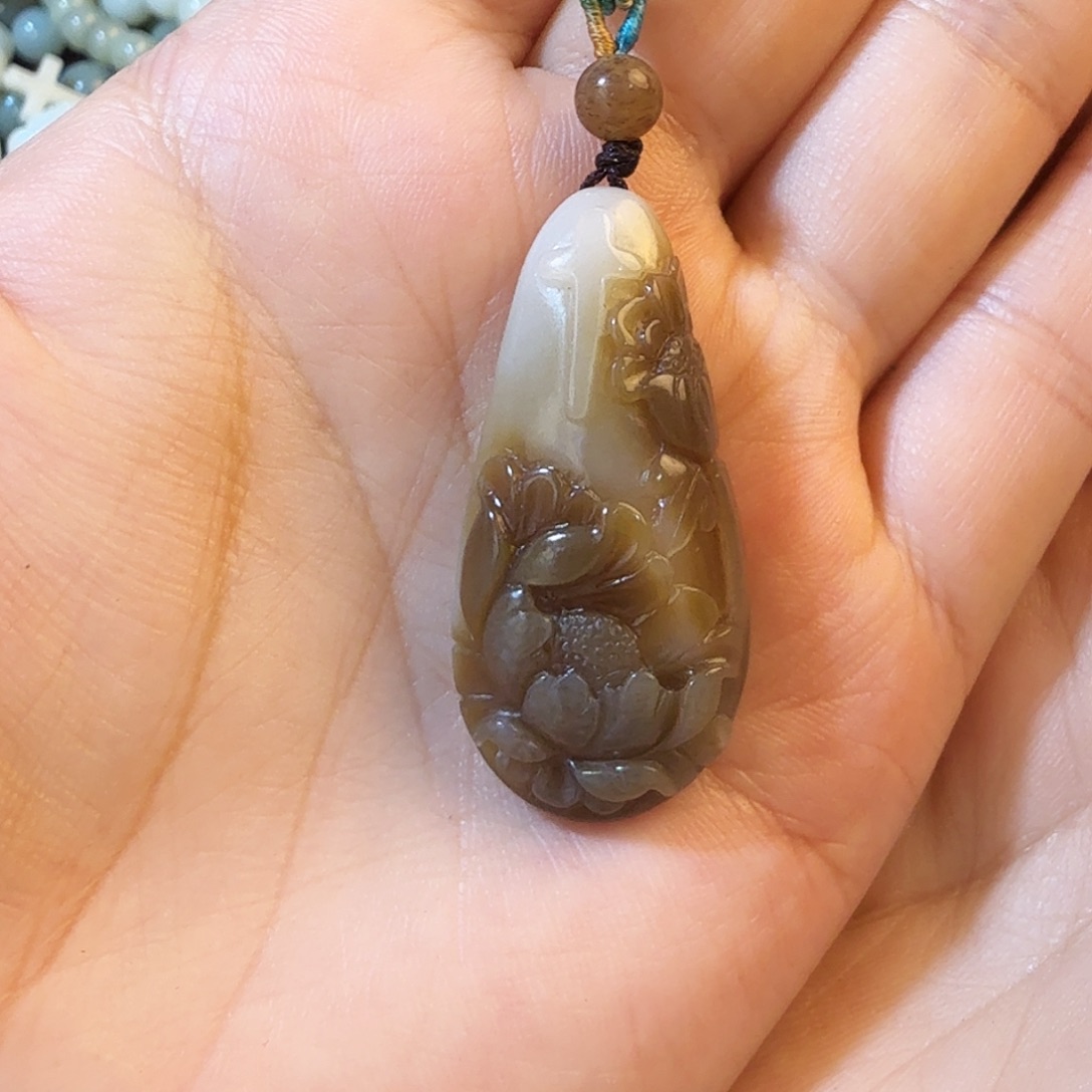 颜***姐和田玉未镶嵌颈饰