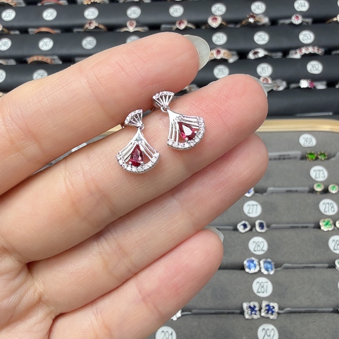 耳钉18K金镶嵌红宝石小裙子鸽血红无烧0.38克拉