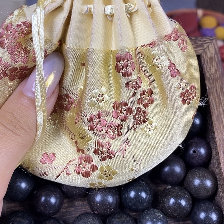 1.5大四合瑕疵珠打底18颗