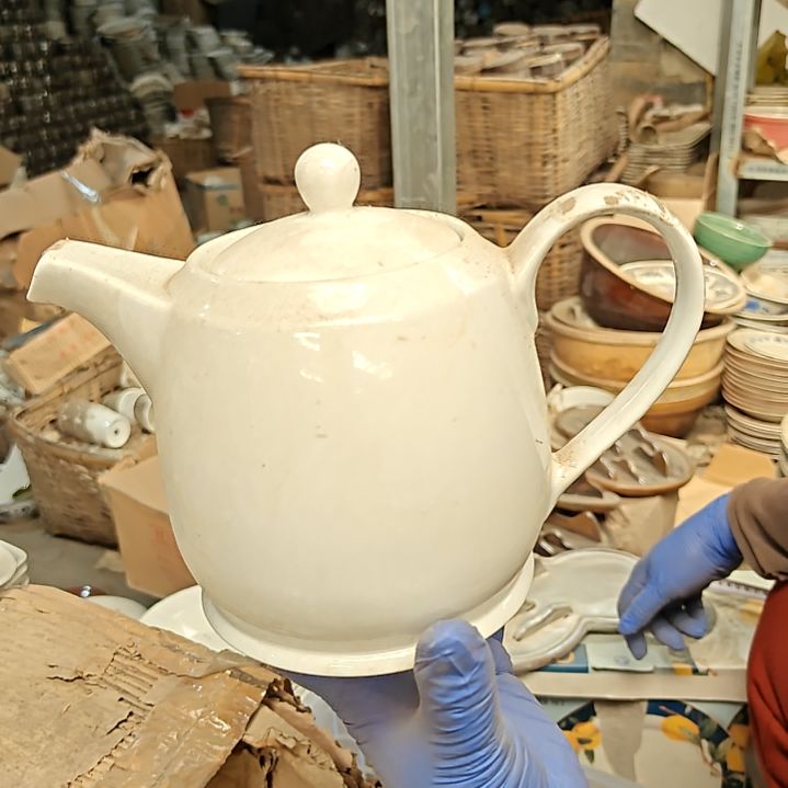 碗盘子碗茶壶啥都有