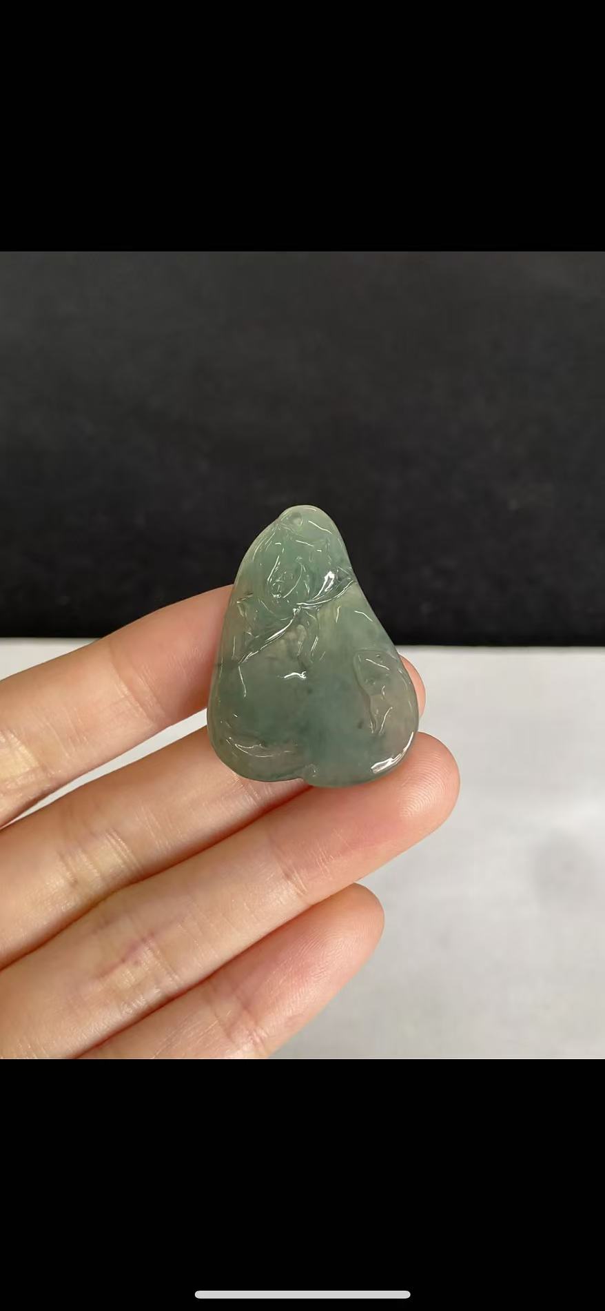 天然A货缅甸翡翠晴底荷叶鱼吊坠