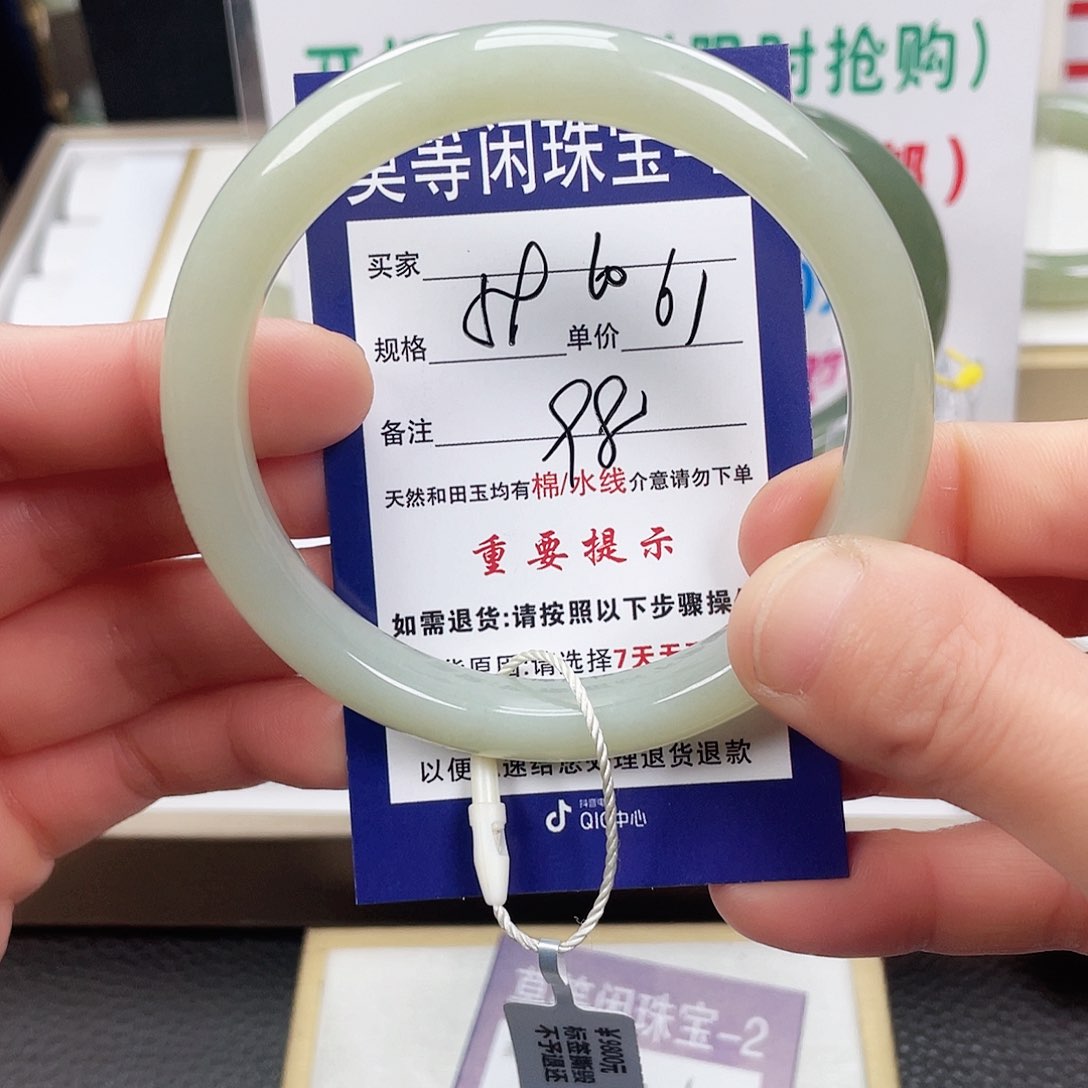 和田玉手镯未镶嵌