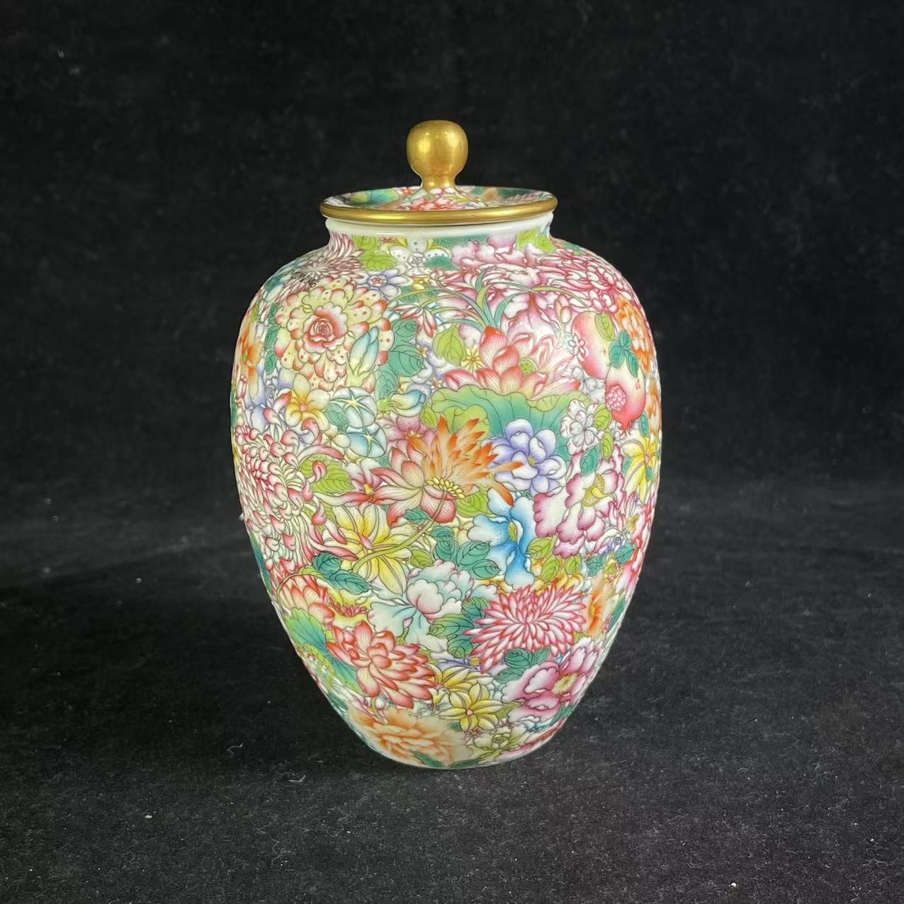 Y粉彩百花不露地纹盖罐