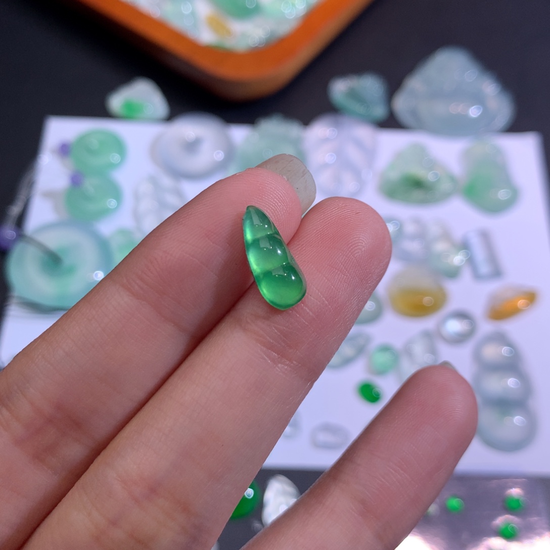 翡翠未镶嵌颈饰豆