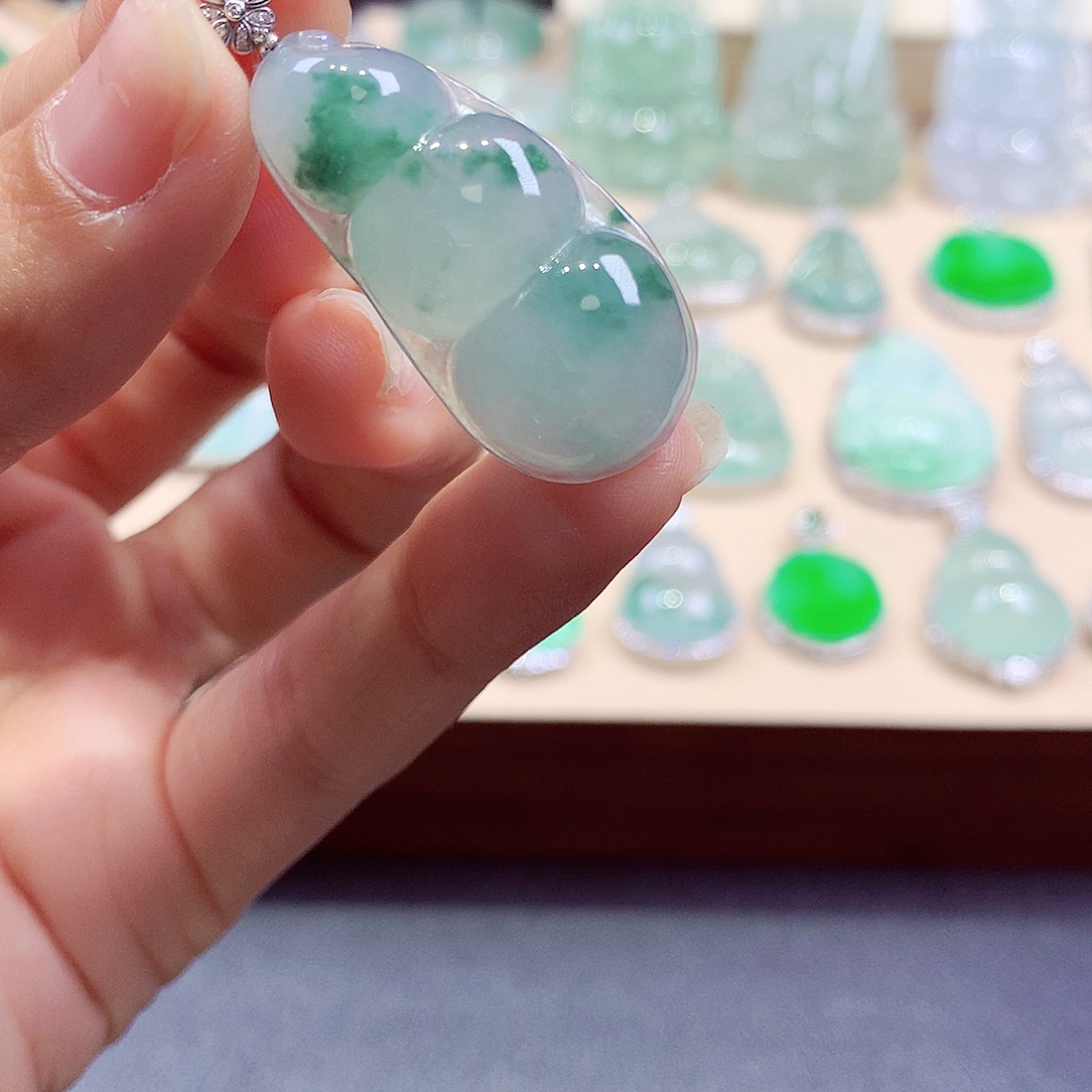 颈饰18K金镶嵌翡翠翡翠