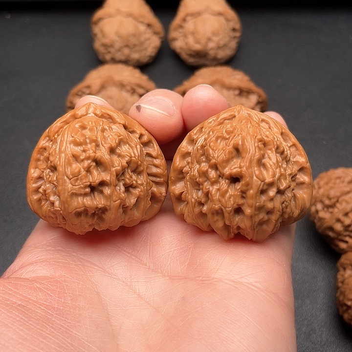 文玩核桃吊坠三角白