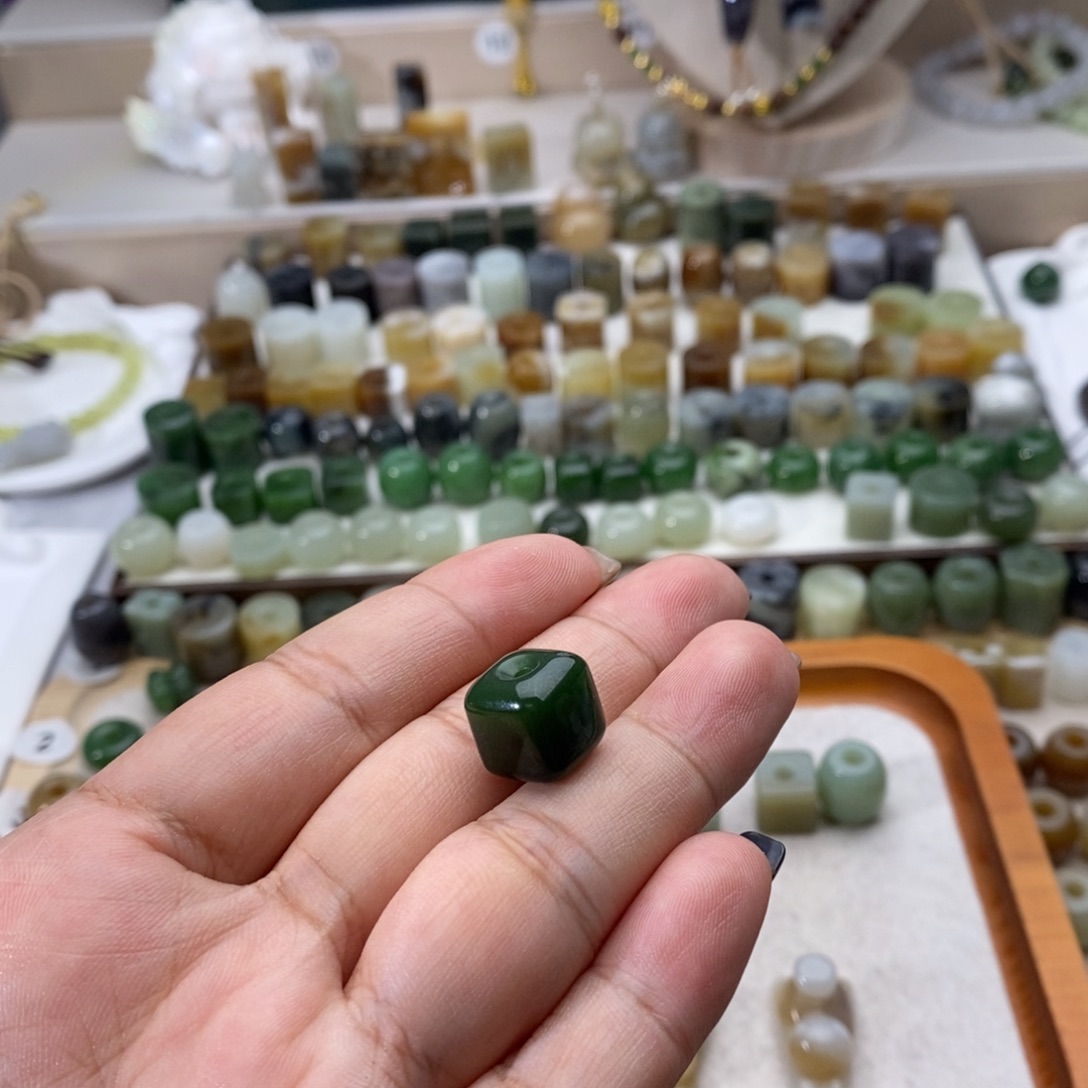 采***下和田玉未镶嵌颈饰买断