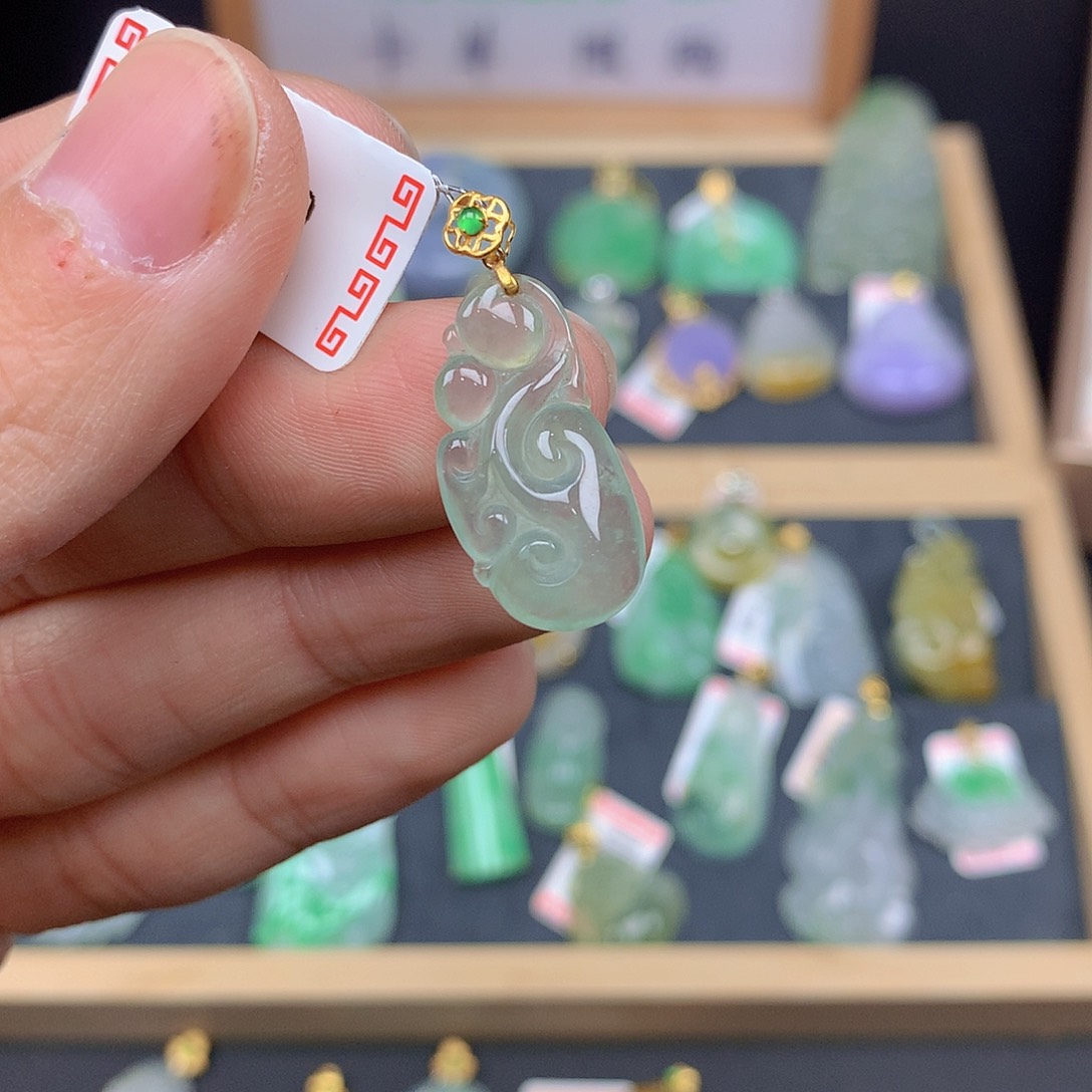 翡翠颈饰18K金镶嵌翡翠