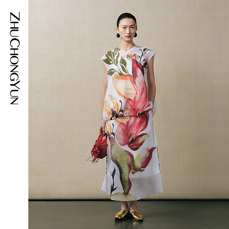 【轻语秋实】ZHUCHONGYUN2025秋新款中式花稿小V领无袖印花上衣