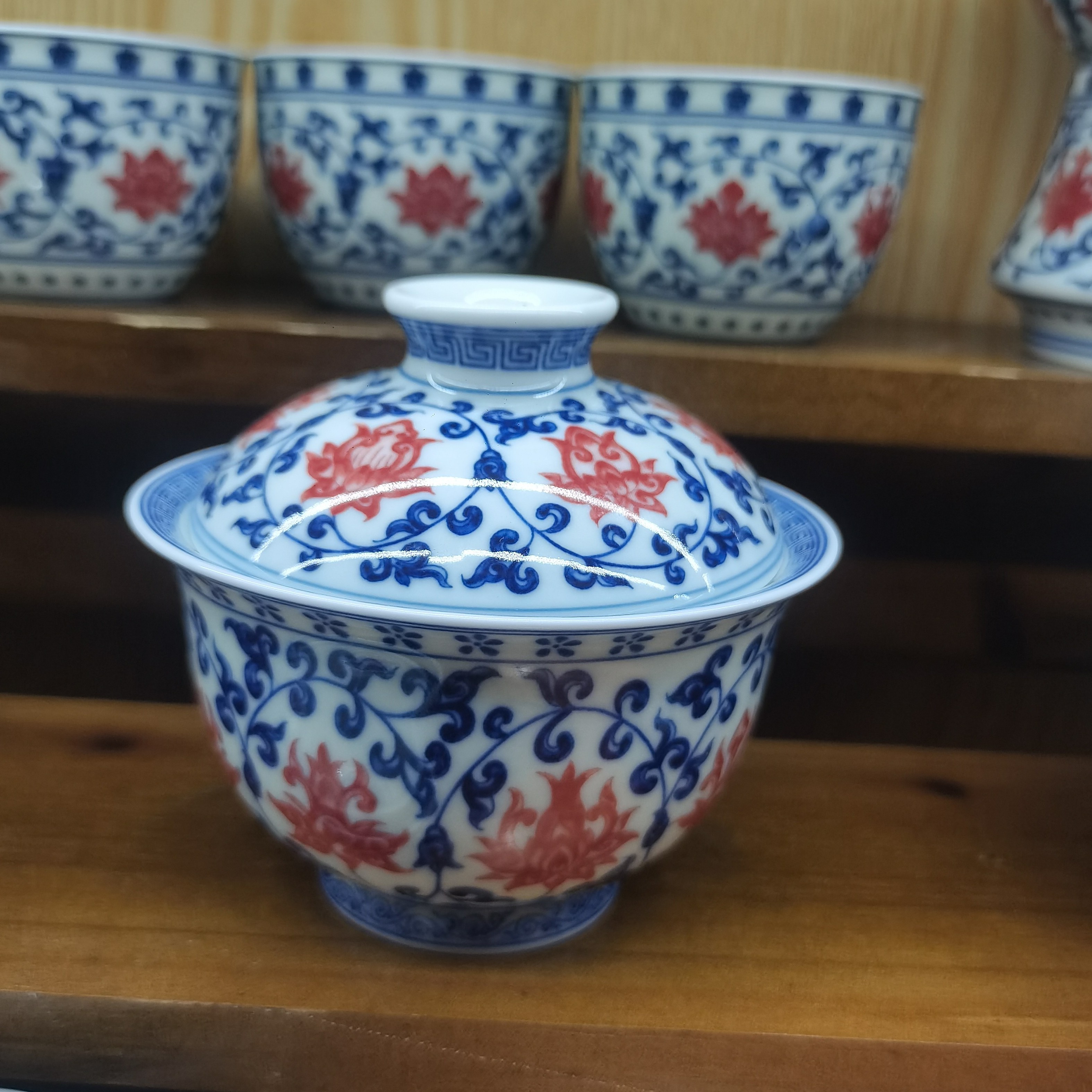 釉里红缠枝莲盖碗