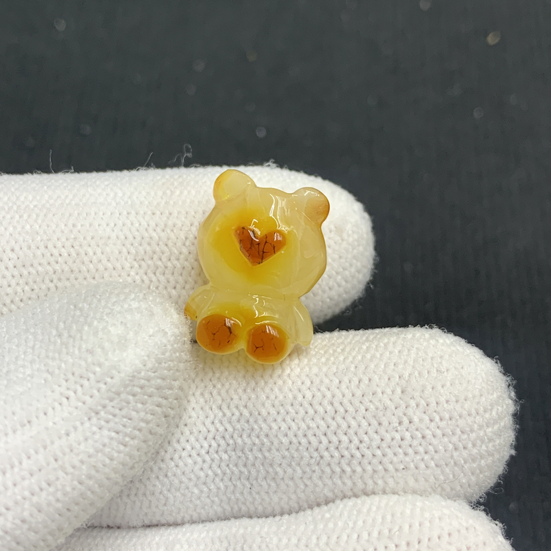 V1050保真原矿俄料尺寸17.9*13.2mm俏色蜜蜡雕刻小熊配饰微瑕放漏
