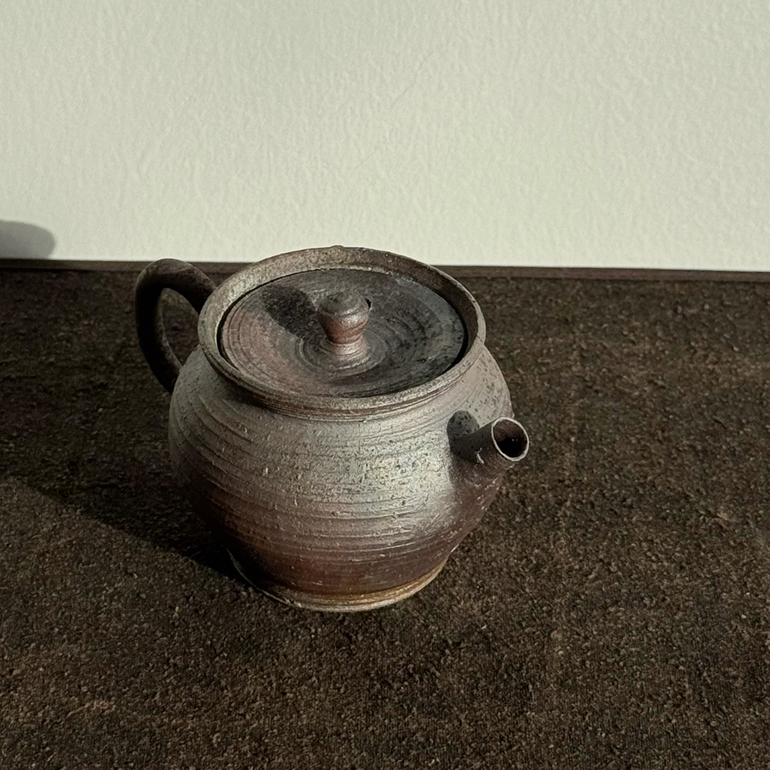 全手柴烧  南蛮后手壶  容量约100ml左右.复古柴烧壶日式全手工
