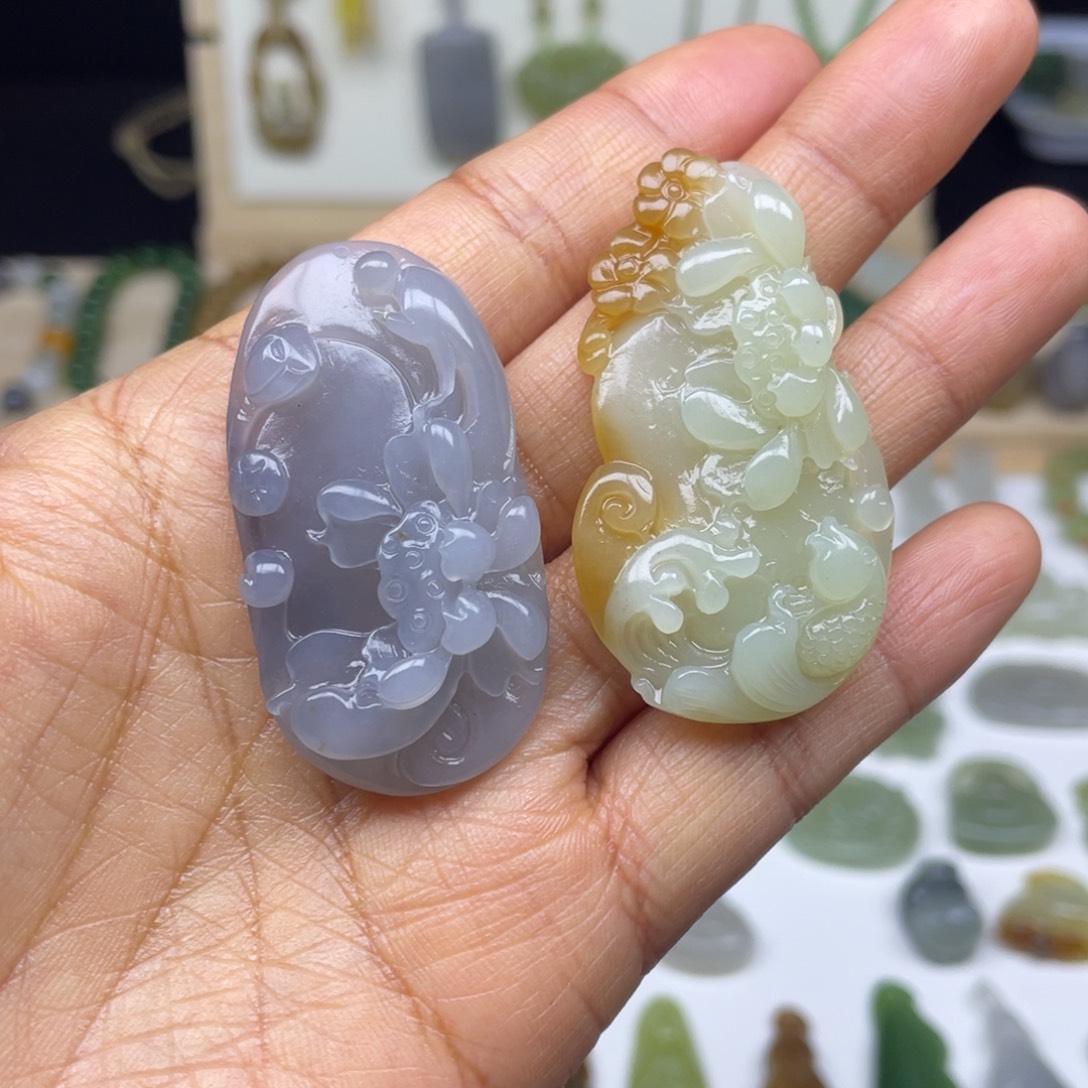 《***子和田玉未镶嵌颈饰