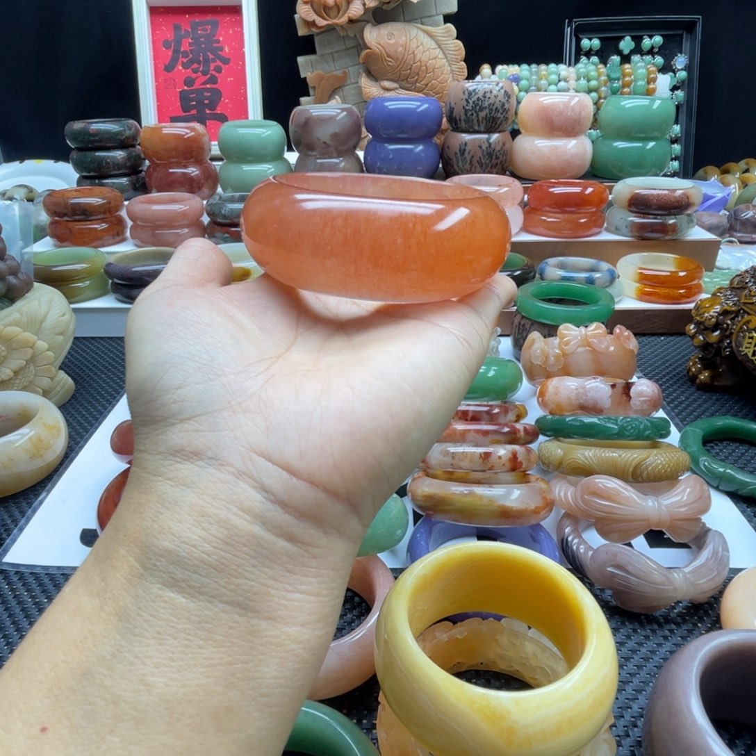 水***石英岩玉未镶嵌手镯