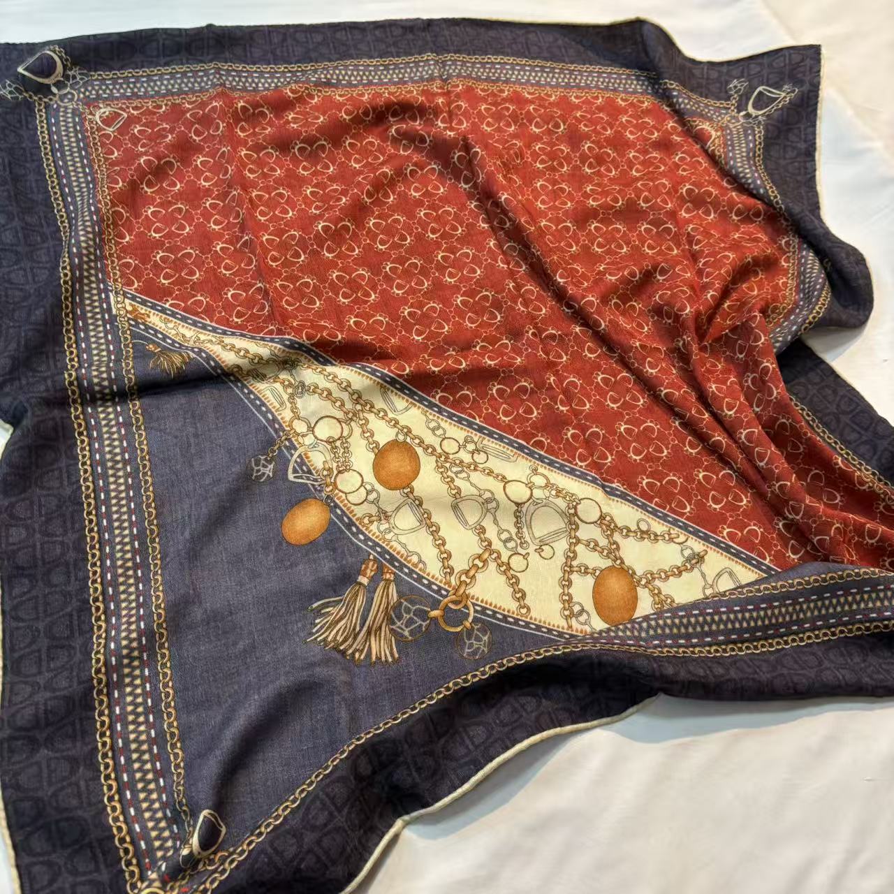 90提花丝绒方巾-奢织黑金 85cm丝巾