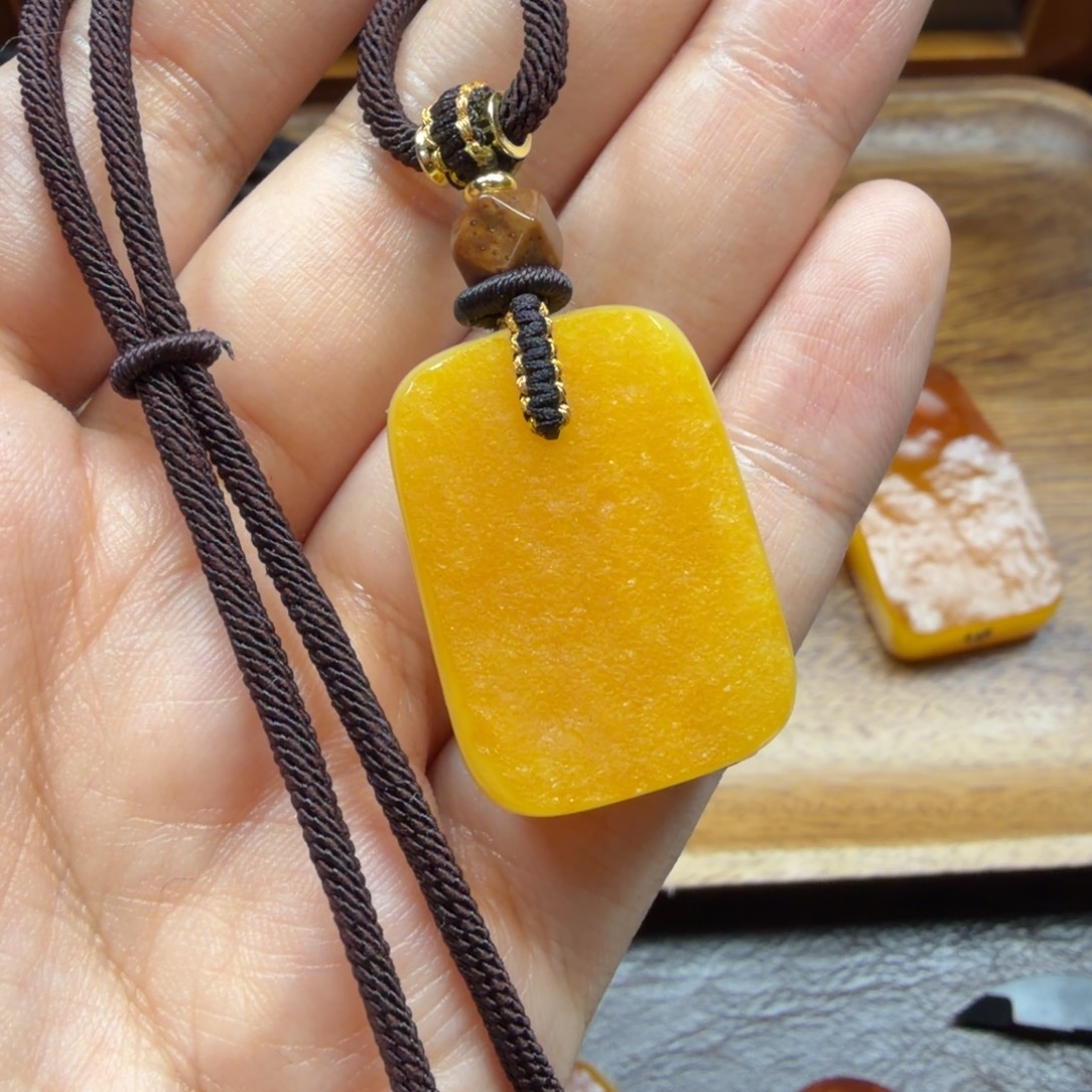 琥珀未镶嵌吊坠(赠链)