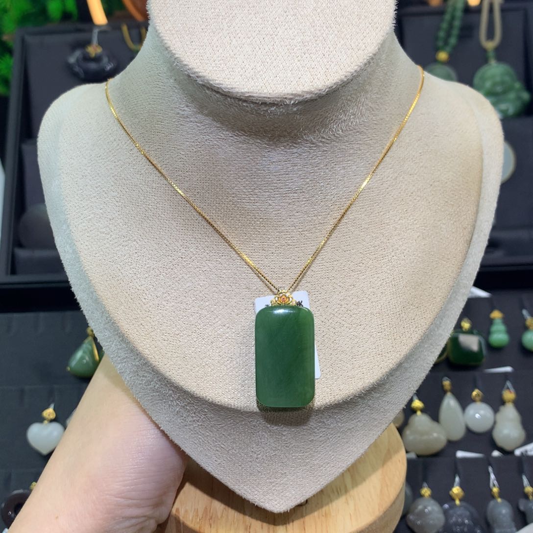 和田玉18K金镶嵌吊坠