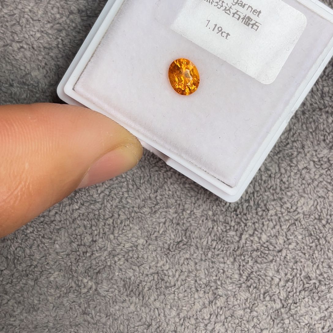 石榴石（芬达石）裸石未镶嵌1.19Ct。  