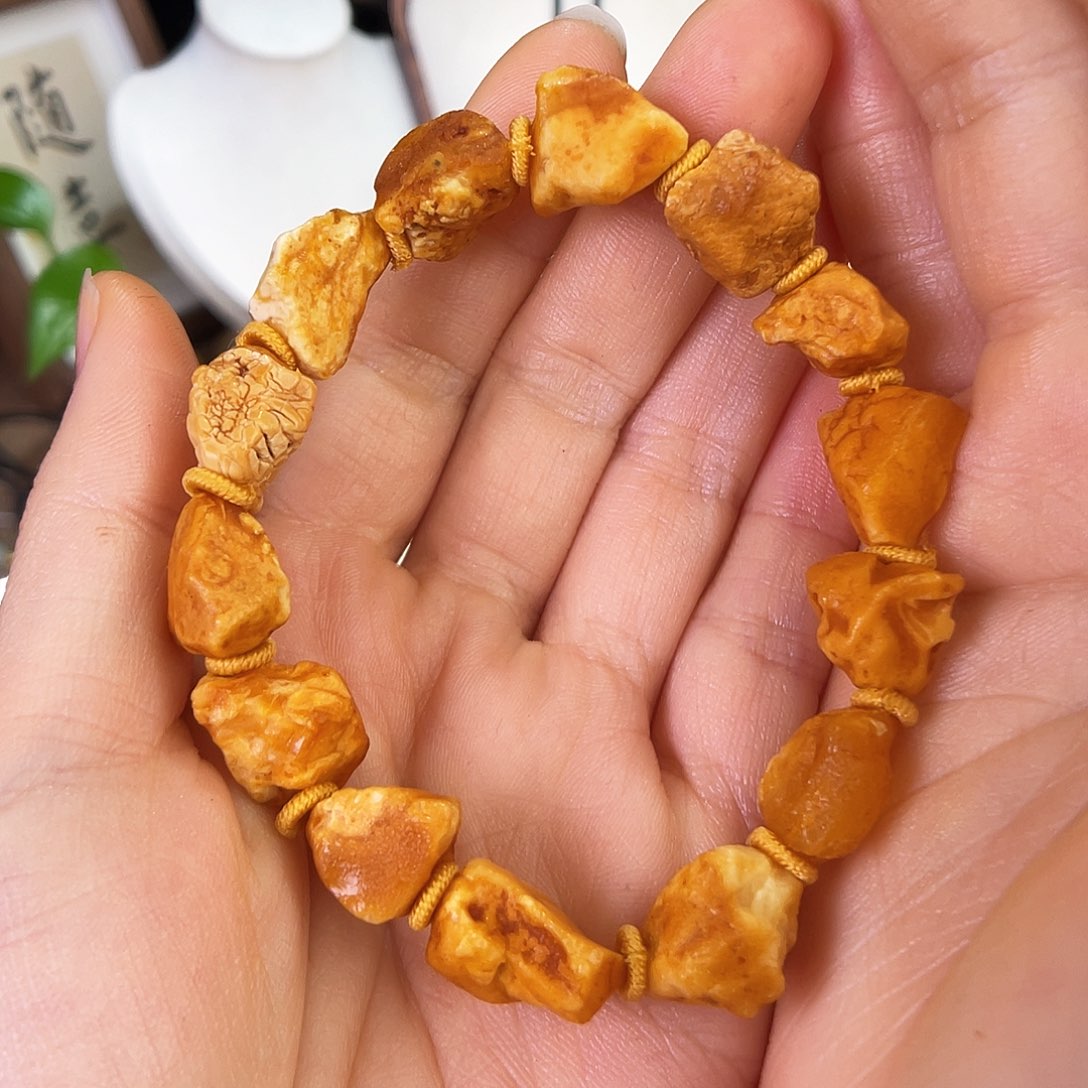 琥珀珠宝奇石未镶嵌。