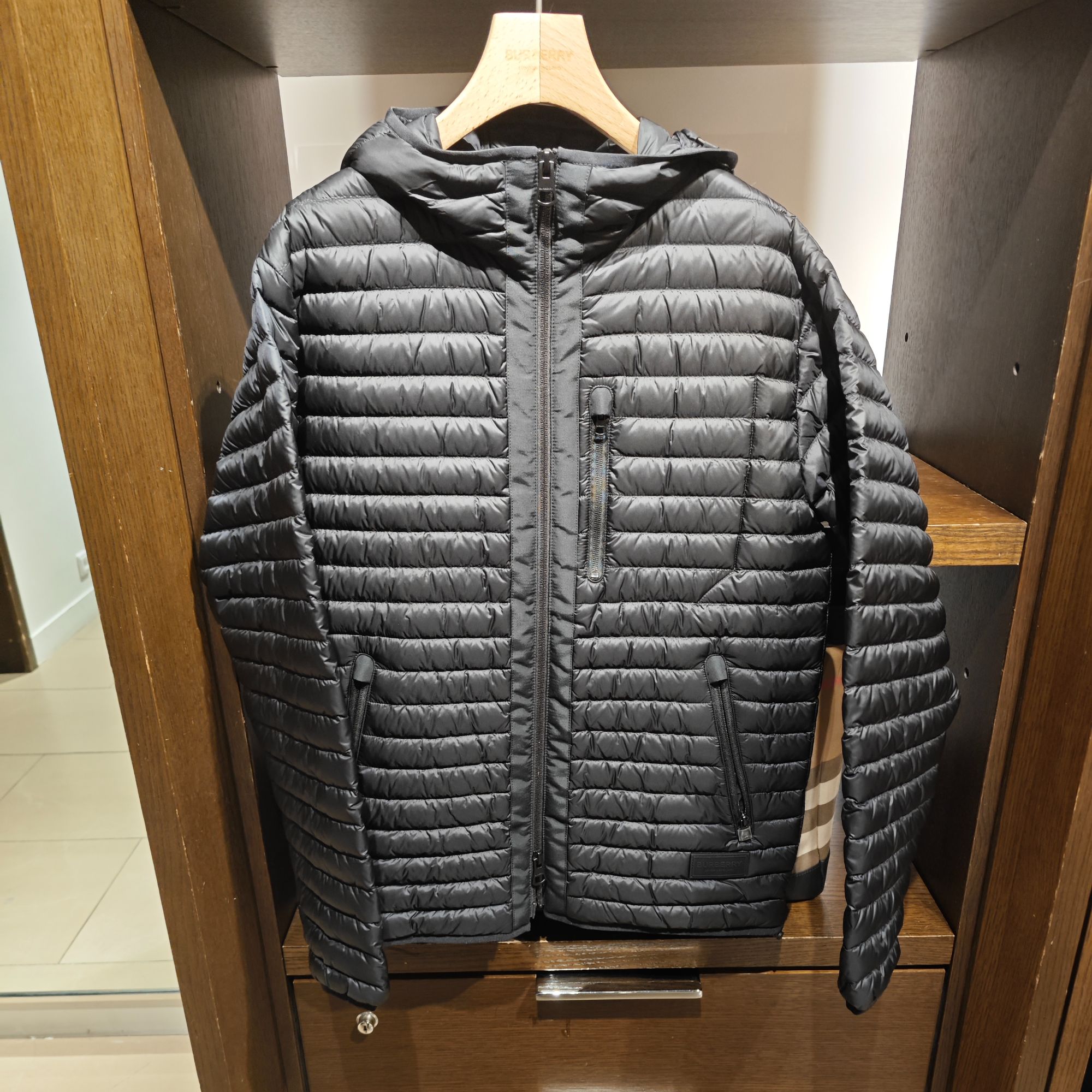 【巴黎直邮】Burberry博柏利男士轻薄款短款羽绒服黑色 81052321