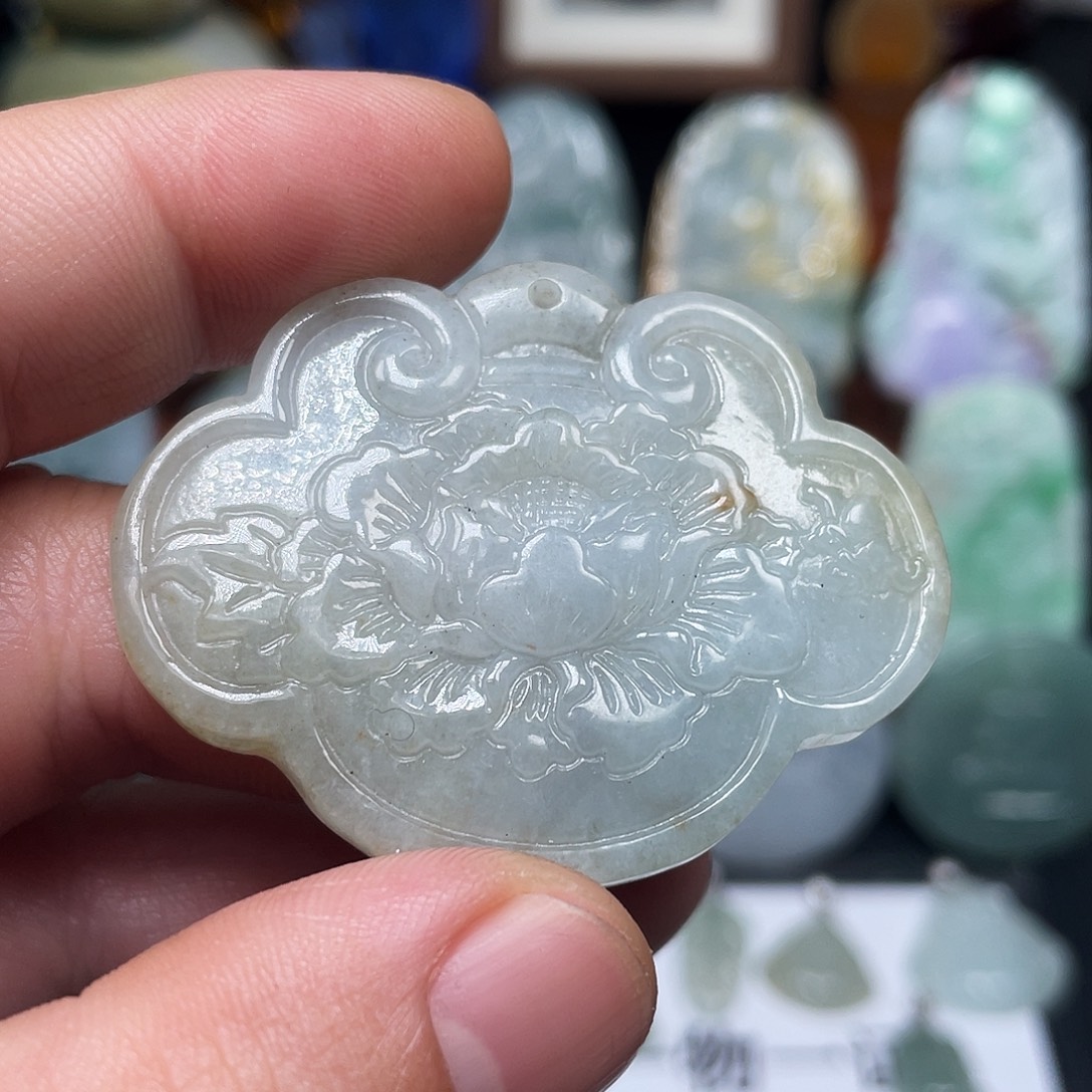 翡翠未镶嵌颈饰牡丹花