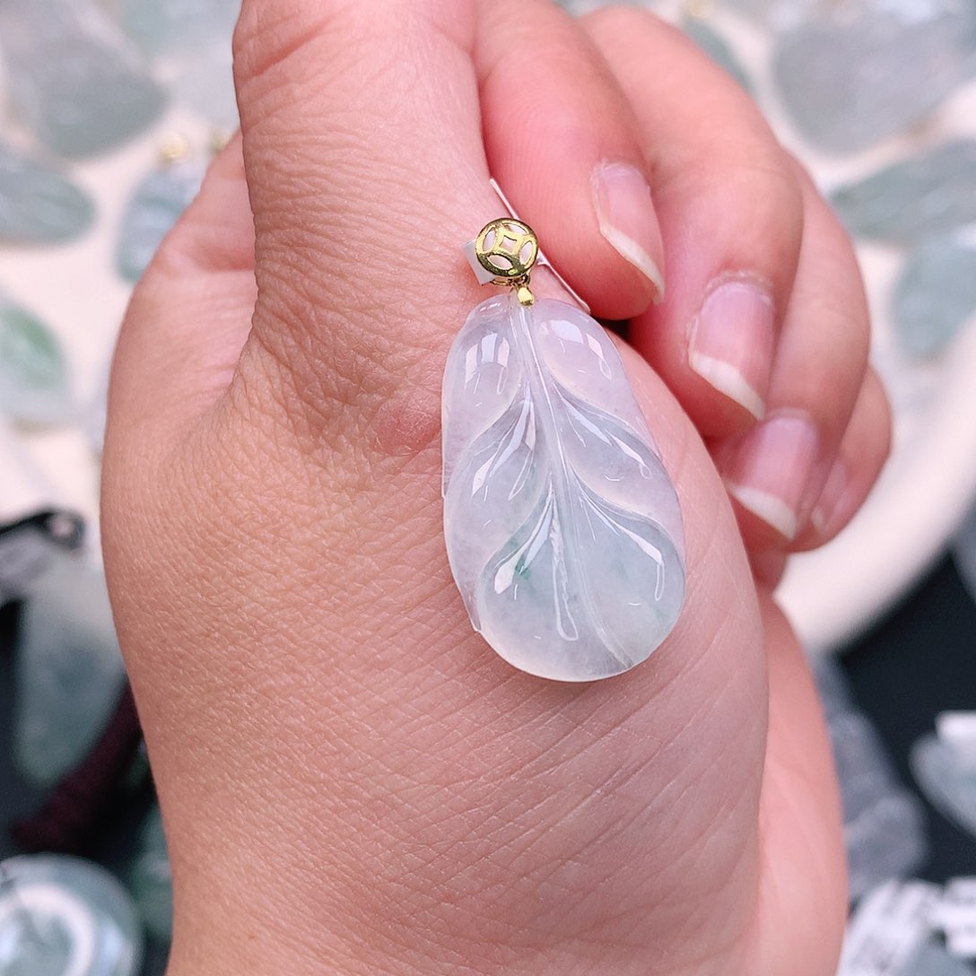 翡翠颈饰18K金镶嵌芭蕉叶