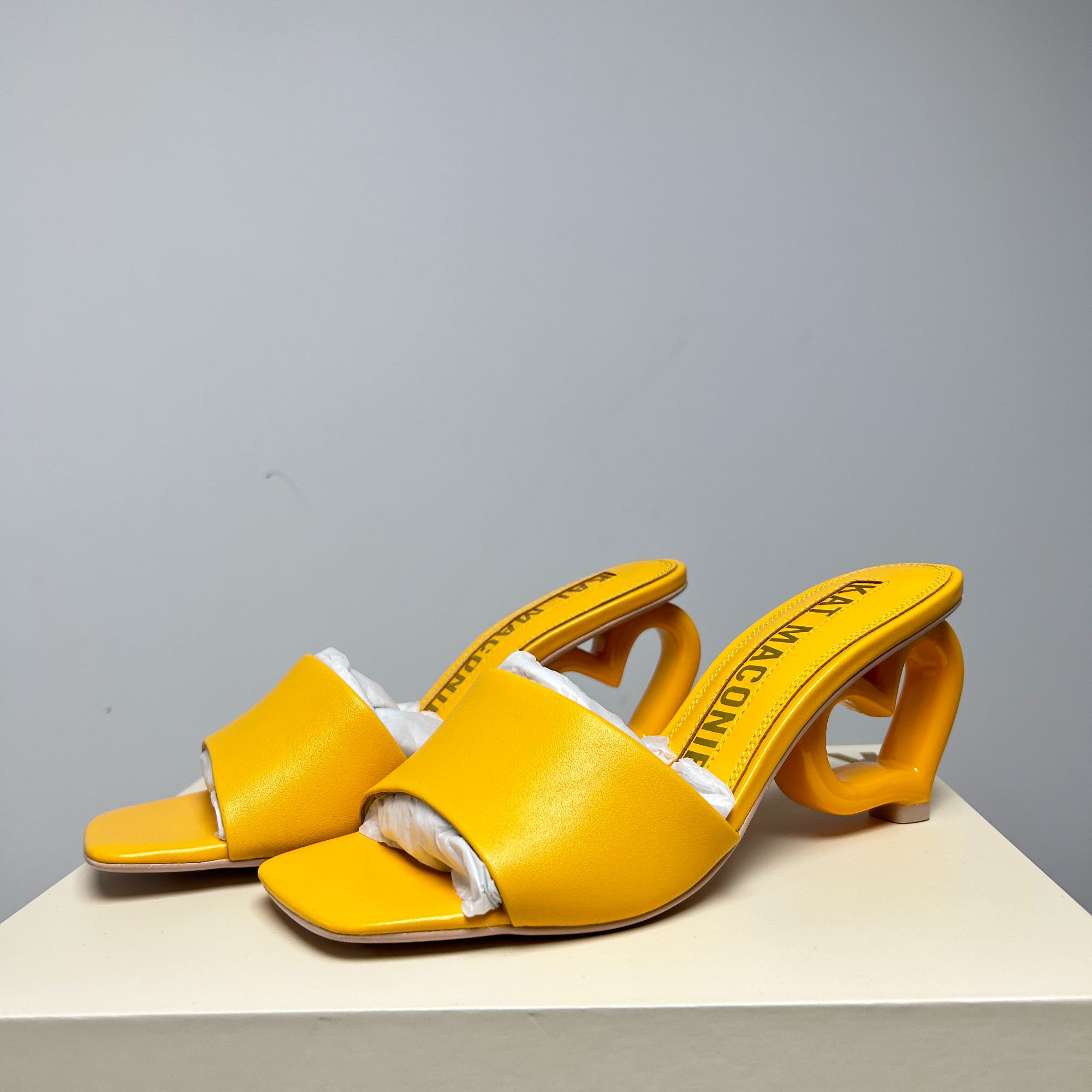 方头浅口夏季细跟凉拖鞋休闲露趾气质白色一字拖中跟高跟女士