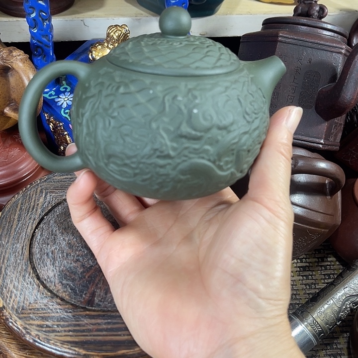 茶壶紫砂原矿泥料手工制作的一把紫砂壶。