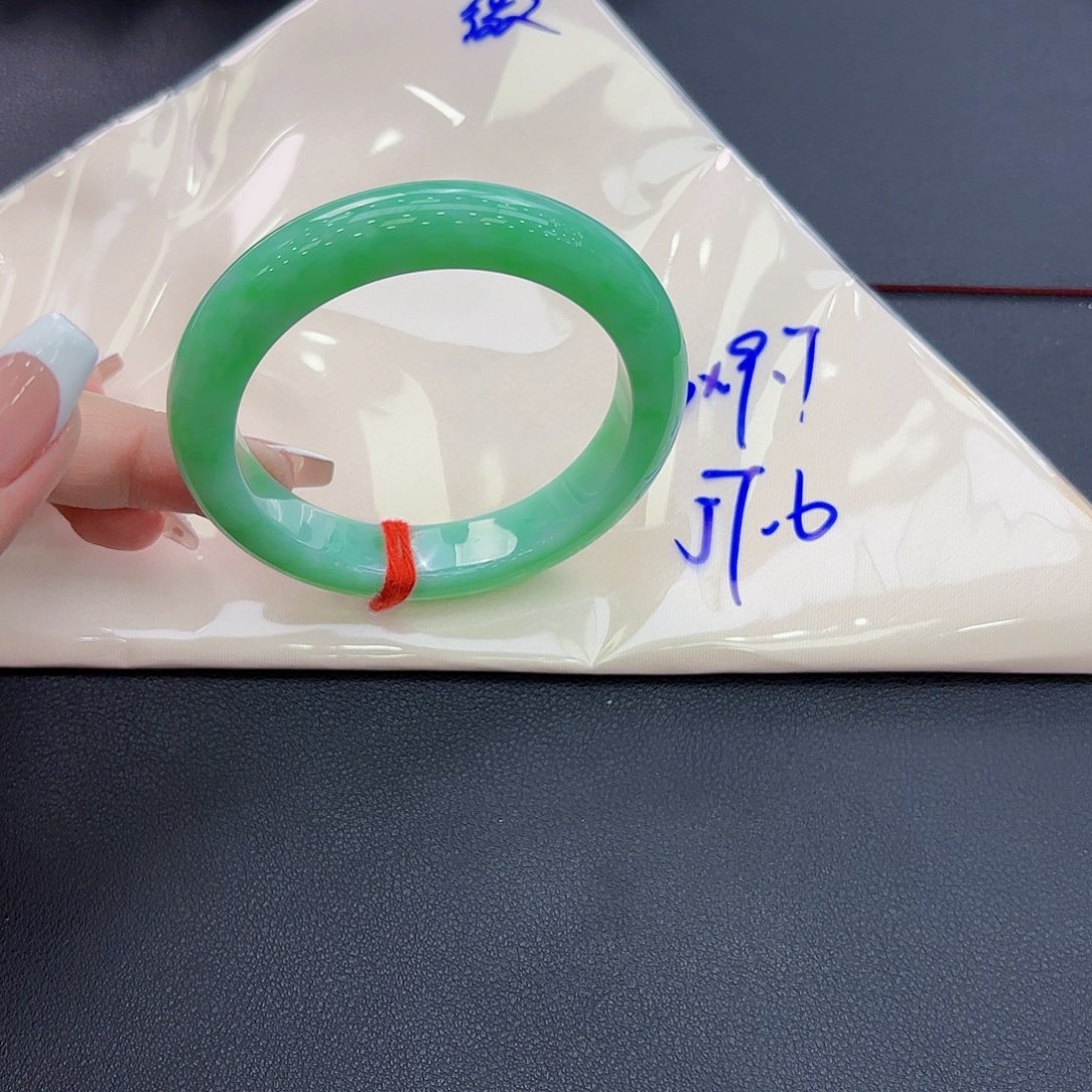 翡翠手镯未镶嵌手镯