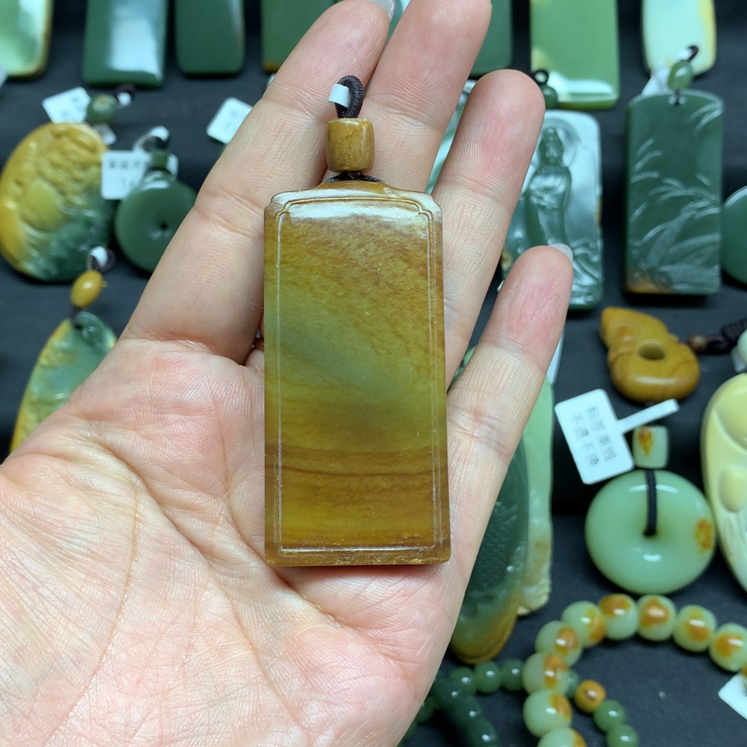 岫岩河磨玉（透闪石质玉）颈饰未镶嵌江**颖