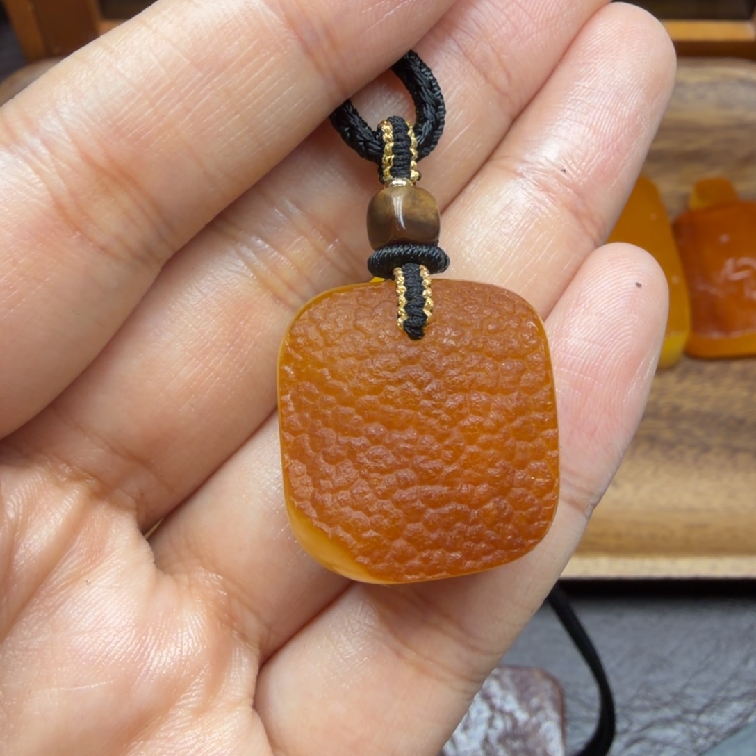 琥珀未镶嵌吊坠(赠链)