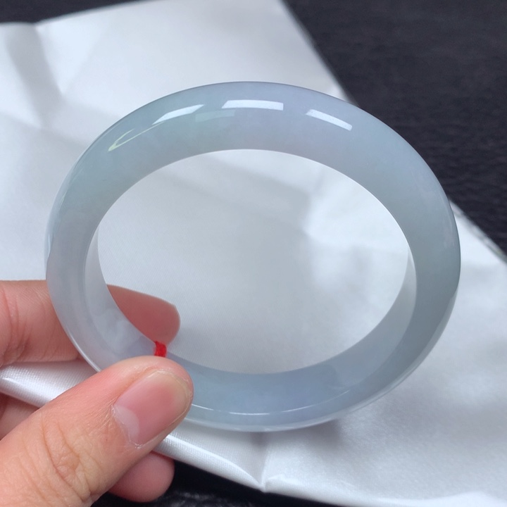 翡翠手镯未镶嵌。