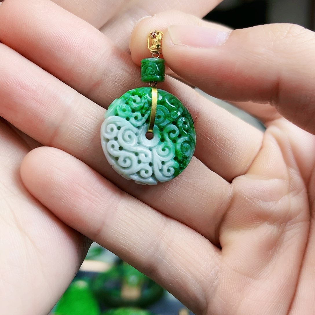 翡翠颈饰18K金镶嵌吊坠