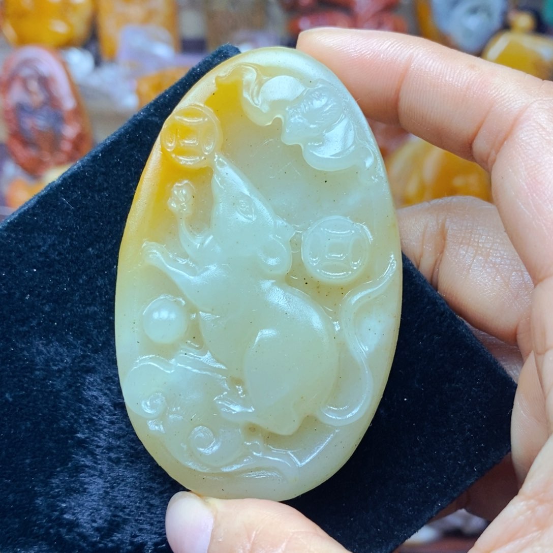 石英质玉（黄龙玉）未镶嵌颈饰