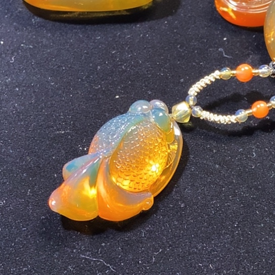 琥珀未镶嵌颈饰金鱼