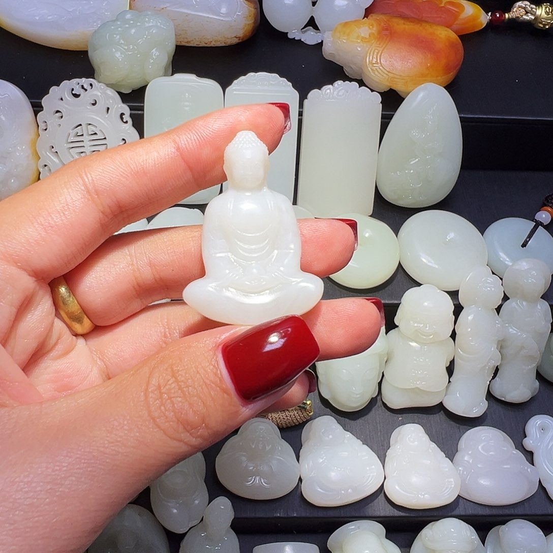 橱***改和田玉未镶嵌颈饰