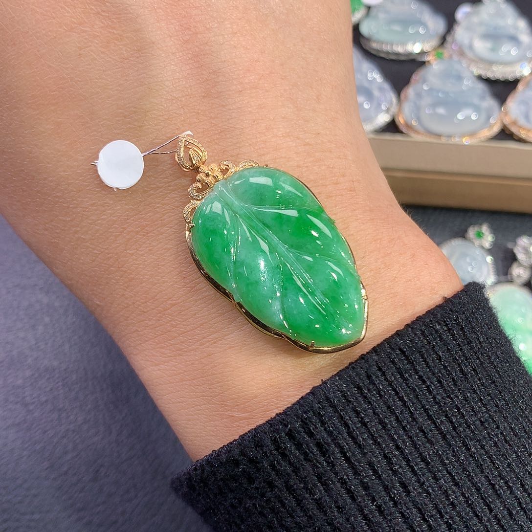 翡翠吊坠(赠链)18K金镶嵌