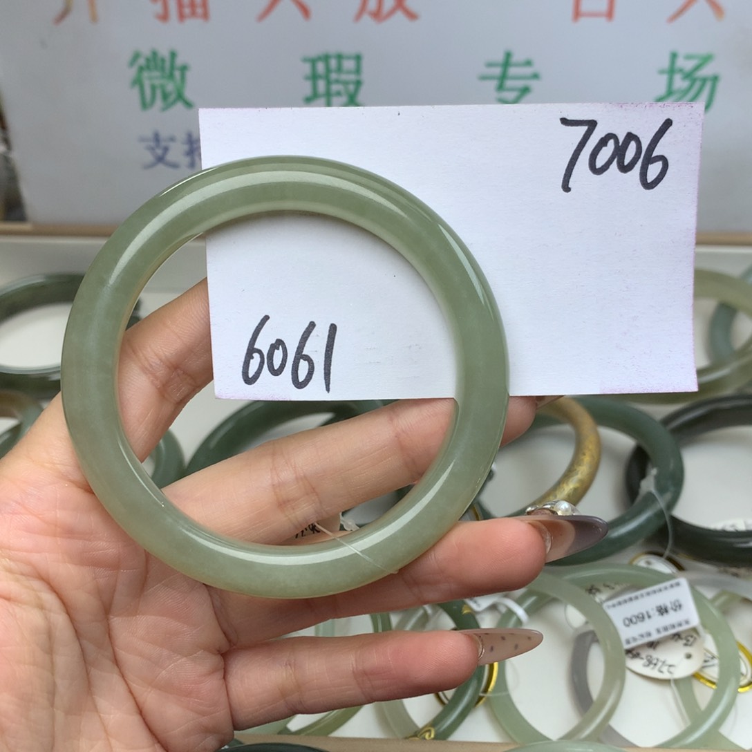 未镶嵌手镯和田玉汤****?