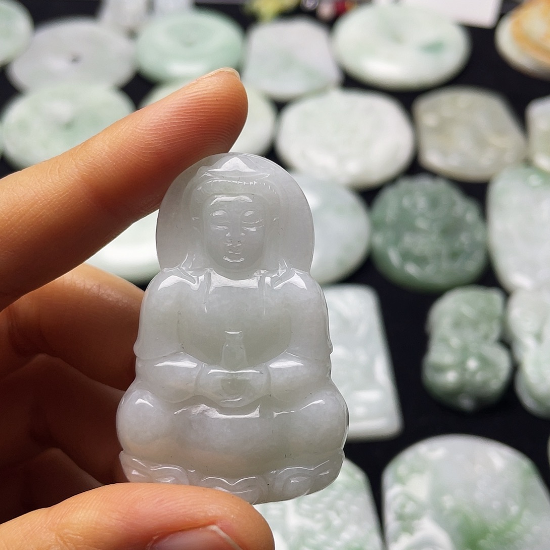 翡翠未镶嵌颈饰观音