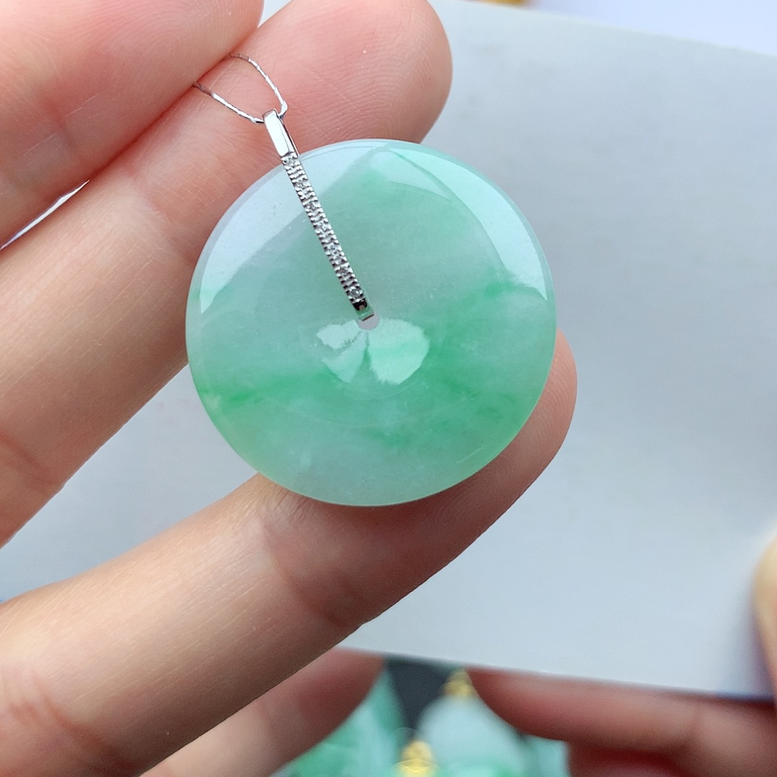 翡翠18K金镶嵌颈饰翡翠