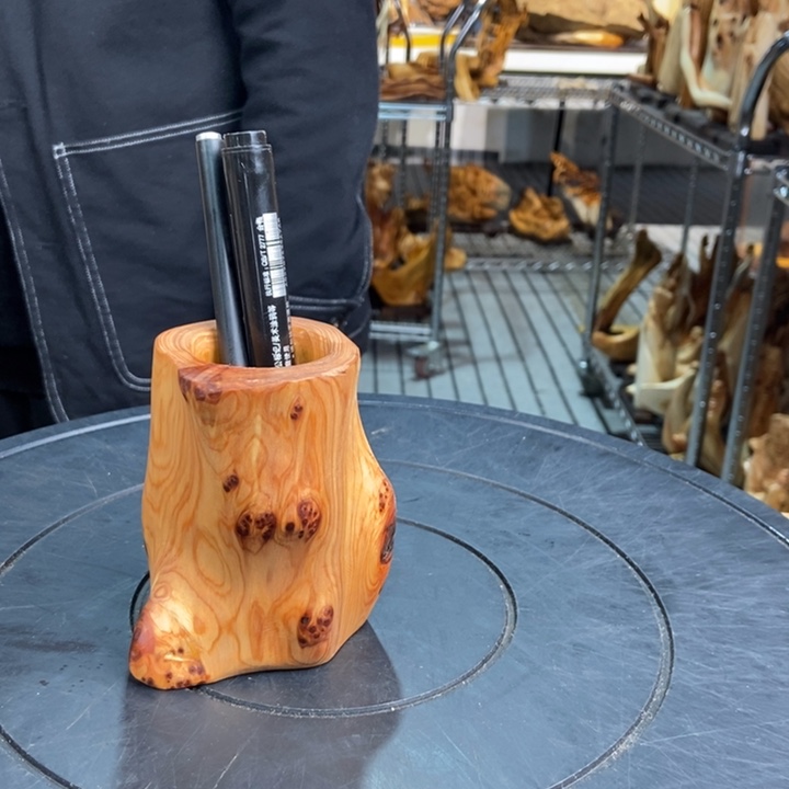 柏木（崖柏）留疤笔筒