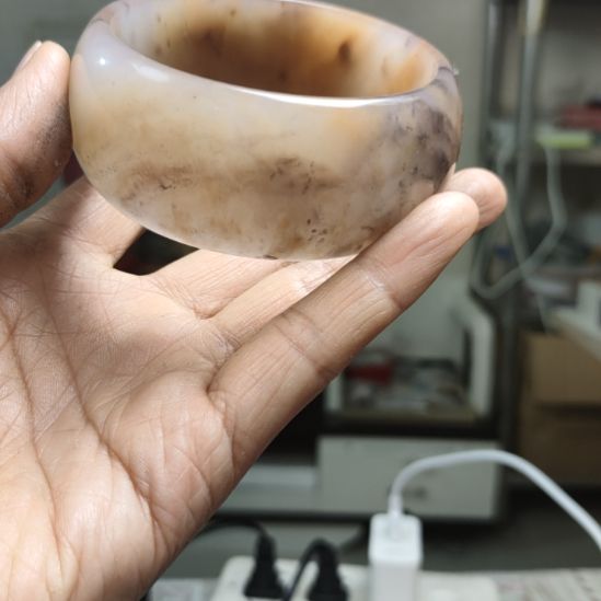 莫***夕石英质玉未镶嵌手镯