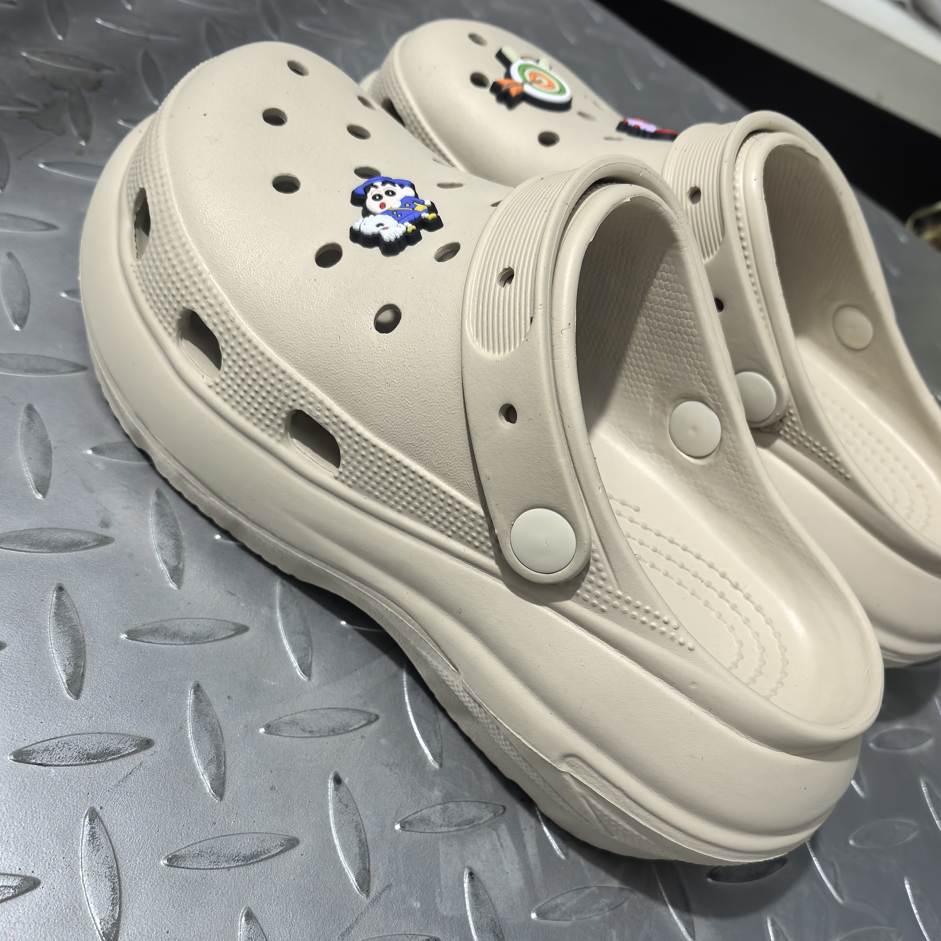 日单洞洞鞋黑色米色沙滩鞋凉鞋